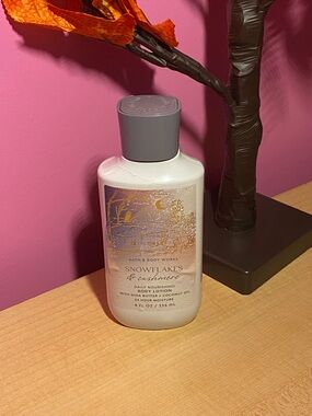 Bath & Body Works Snowflakes & Cashmere Body Lotion - White
